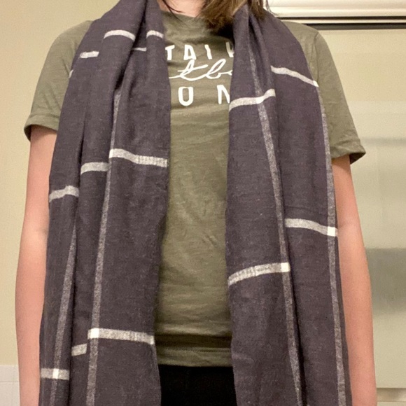 SOLD Grey Print Scarf - Picture 6 of 6